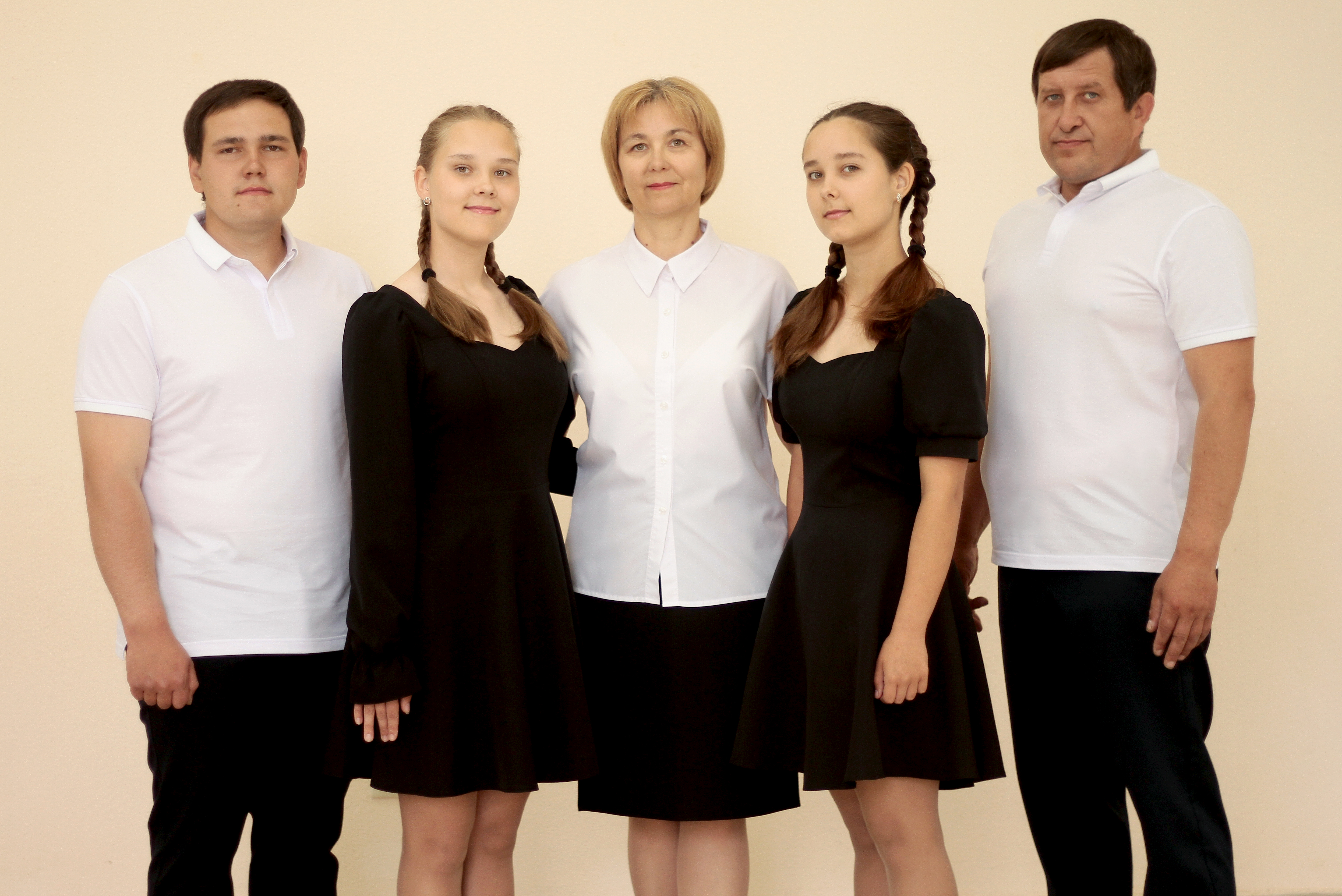 Семья Абашевых Александра Антольевича и Елены Николаевны (дети Николай, Елизавета и Анастасия).